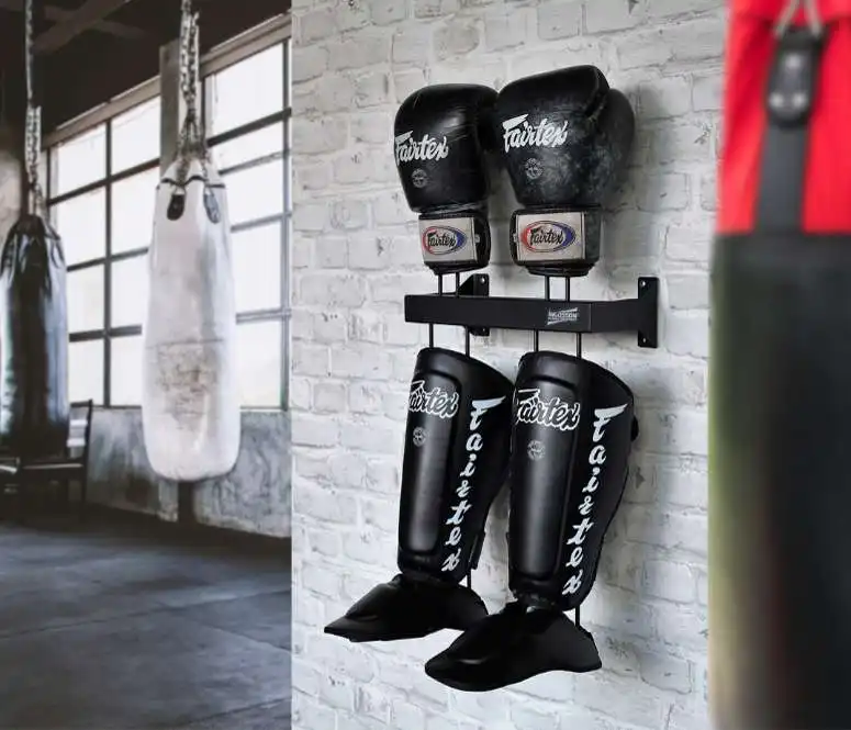 Soporte para espinilleras y guantes de boxeo en un gimnasio