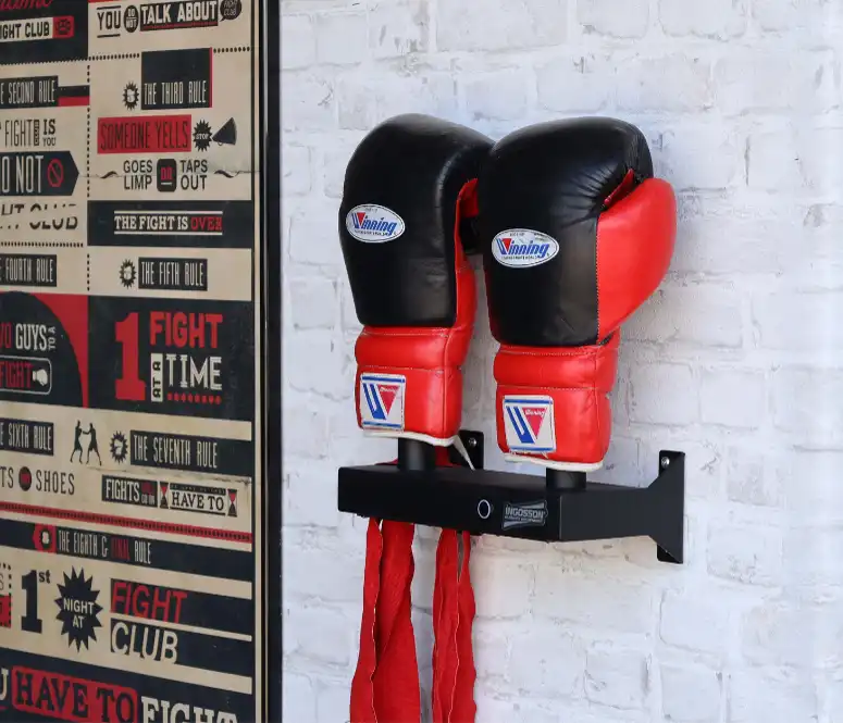 Secador de guantes de boxeo negro de pared con guantes rojos